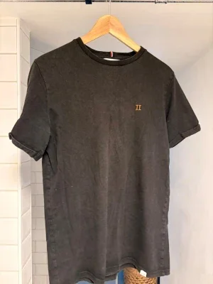 Svart t-shirt från Les Deux
