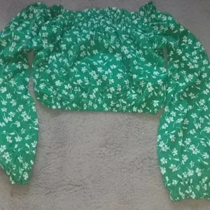 Grön blommig offshoulder blus