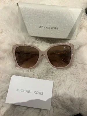 Rosa Michael Kors solglasögon