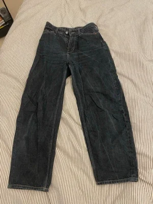 Mörkblå barrel jeans