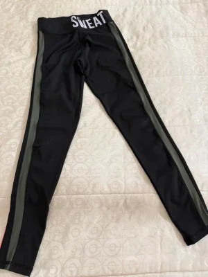 Svarta tights med färgade ränder