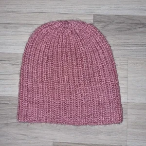 Rosa stickad mössa