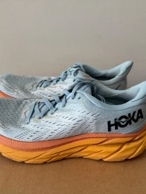 Hoka sneakers i ljusblått och orange