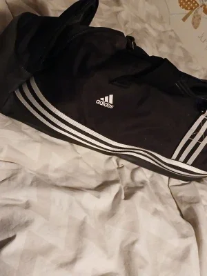 Svart sportbag från Adidas