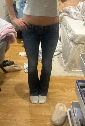 Blå bootcut low waist jeans
