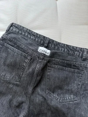 Svarta raka jeans från Ganni