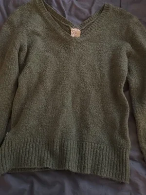 grön v-ringad tröja / zielony sweter z dekoltem w serek