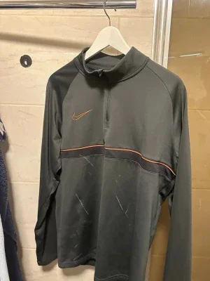 Mörkgrå Nike träningströja herr