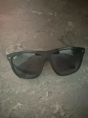Svarta rayban glasögon