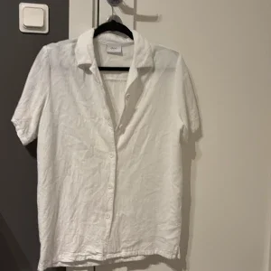 Vit kortärmad linneskjorta från Grunt