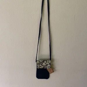 Mörkblå mobilväska med blommigt lock