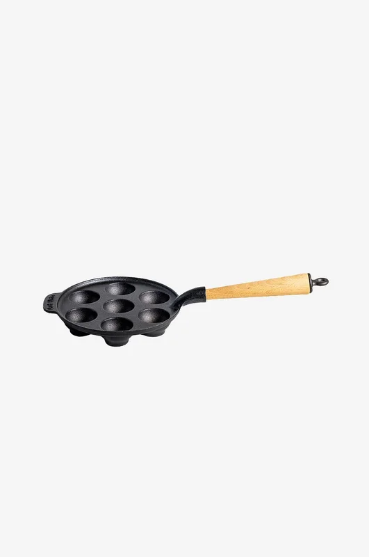 Carl Victor - Munkepanne med håndtak i bøk diameter 22 cm - Svart - Stekepanner & grillpanner - Fra Homeroom