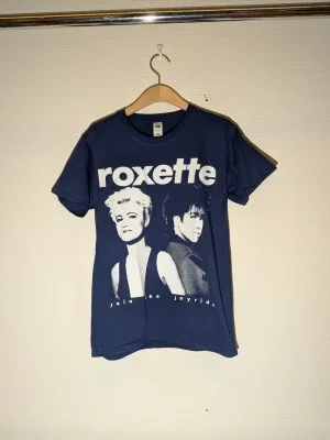 Blå Roxette t-shirt från Fruit of the Loom storlek: Smsl