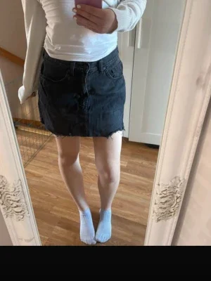 Svart jeanskjol med rå kant