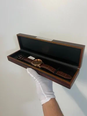 Limited edition one made - Guld Cosmos klocka med läderband