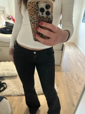 Svarta bootcut jeans