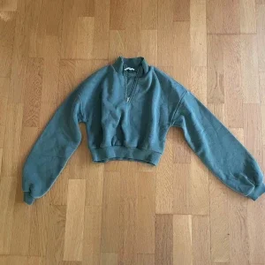 Cropped sweatshirt