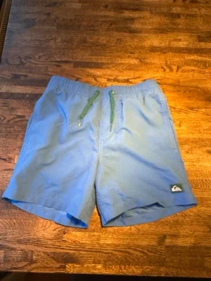 Blå badbyxor från Quiksilver juniormodell
