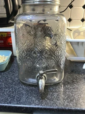 Glasbehållare med tappkran och lock