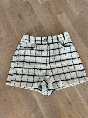 Rutiga högmidjade shorts i tweed