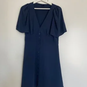 Marinblå klänning från Gina Tricot