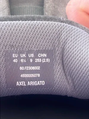Grå slip-on sneakers Axel Arigato