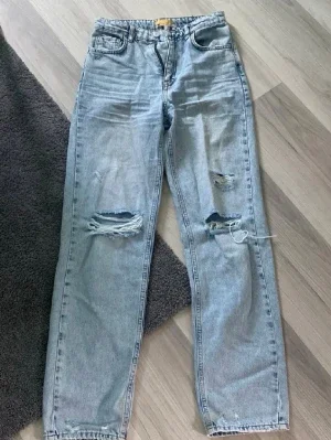 Ljusblå ripped straight jeans