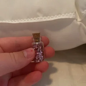 Rosa glitter i glasflaska