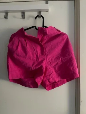 Knallrosa shorts med hög midja