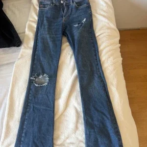 Blå slitna jeans från Perfect Jeans