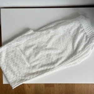 Vita sommarbyxor