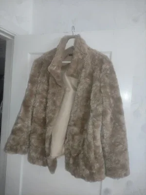 Beige fuskpälsjacka med krage