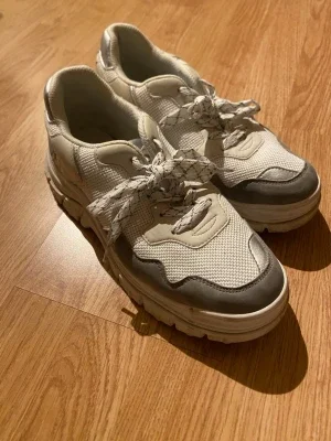 Vita sneakers från VOX Vegan Shoes