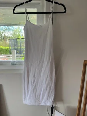 Vit underklänning i lite tjockare material