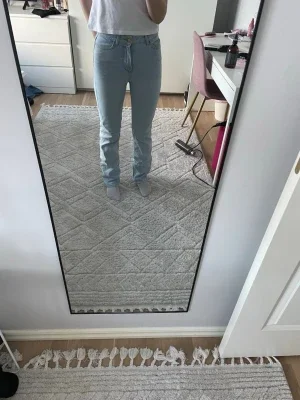 Ljusblå raka jeans med hög midja