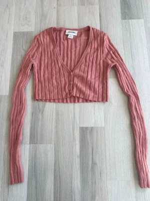 Rosa ribbad cropped kofta Monki