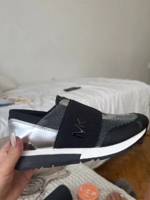 Svarta och silver sneakers från Michael Kors