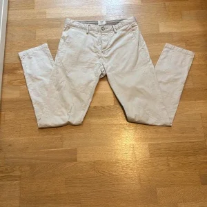 Beige slim fit chinos från Bowery