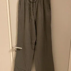 Grå linnebyxor från BikBok