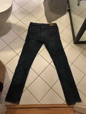 Mörkblå jeans från Nudie Jeans