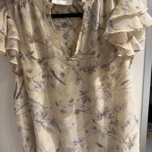Blommig blus från Neo noir