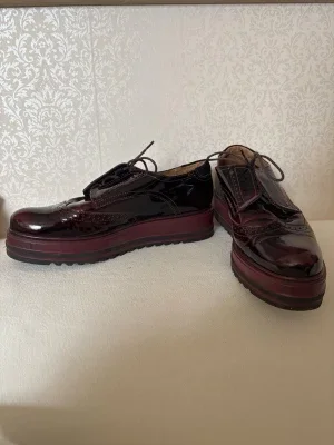 Marko Trend platåskor / creepers i vinröd lack – äkta skinn – strl 40
