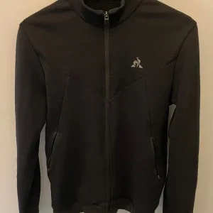 Svart zip up från Le Coq Sportif
