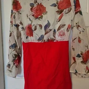 Röd och blommig långärmad klänning