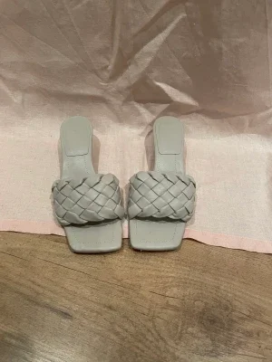 Kitten heels