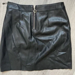 Svart skinnkjol med dragkedja
