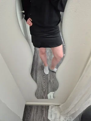 Svart minikjol med insydda shorts