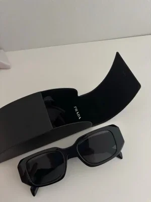 Prada solglasögon