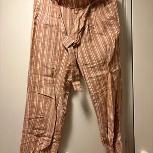 Randiga linnebyxor med knyt från Gina Tricot