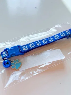 Blått katt-halsband med tassmönster